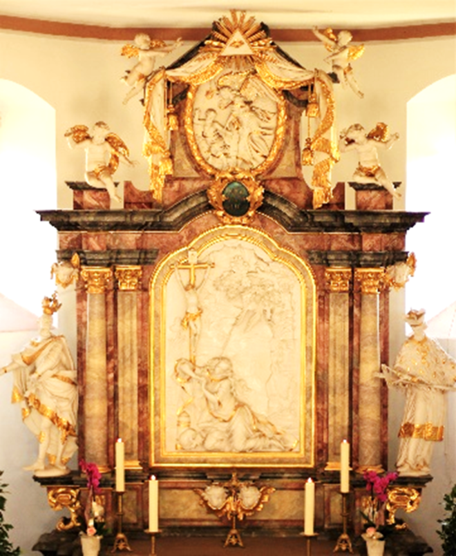 Der Magdalenenaltar erstrahlt in neuem Glanz – Die Restaurierung ist abgeschlossen  In der Laurentiuskapelle („Friedhofskapelle“) von Neustadt befindet sich der Magdalenenaltar, der in den letzten Wochen restauriert wurde.  Geschaffen wurde der Schnitzaltar von Johann (Valentin) Neudecker: (Joh. Neudecker der Ältere). Er kam aus Hadamar, stammte aber aus Miltenberg. Im Jahre 1708 wurde er nach Fulda berufen, wo er in den folgenden Jahren besonders an der Ausstattung des Domes, aber auch des Schlossgartens sowie des Ehrenhofes im Schloss beteiligt war. Sein wohl bekanntes Werk ist der Bonifatiusaltar in der Krypta des Fuldaer Domes. In Amöneburg wirkte er ab 1712. In einer auf den10.Oktober 1713 datierten Rechnung wird die Herstellung von vier Nebenaltären durch Neudecker beschrieben. Er erhält für die Gestaltung des Magdalenen - Altars 129 Gulden 21.alb. Die von Neudecker geschaffene Ausstattung wurde nach 1862 entfernt, denn die Kirche wurde mit Wirkung vom 13. April 1862 wegen Einsturzgefahr geschlossen. Danach erfolgte um 1864 der Abbruch der alten Kirche und der von 1865 - 1870 sich anschließende Neubau der heutigen. Die Barockaltäre waren zunächst ausgelagert, gelangten aber dann größtenteils in andere Kirchen. Der Magdalenen – Altar kam in die St. Laurentiuskapelle in Neustadt. Der Altar wurde danach zwischen1865 und 1870 gründlich restauriert. Er hat im Hauptgeschoss die büßende Maria Magdalena als Reliefbild mit oben abschließendem Dreipass. Flankiert wird die Abbildung von Plastiken eines Königs (David, Eduard der Bekenner?)  und einer Statue des hl. Johannes Nepomuk. Aus dem Chronogramm der Kartusche über dem Altarbild DILV  VIVM  aff LIC tae (von der Sintflut heimgesucht) ergibt sich die Jahreszahl 1718, die sich auf die Illumination (Bemalung), vermutlich durch Johannes Sennefelder, bezieht. Im Auszug des Altars befindet sich ein Relief des Erzengels Raffael und Tobias bekrönt von einer Dreifaltigkeitsdarstellung. Eine letzte Restaurierung des Altars erfolgte im Jahre 1967.  Diplomrestauratorin Frau Pia Anna Werner aus Kalbach hat die Restaurierung in den vergangenen Wochen durchgeführt und Schäden behoben. Davon können sich alle Gottesdienstbesucher in der Heiligen Messe zu Allerheiligen am 1. Nov. um 18.00 Uhr überzeugen (Die Kollekte ist für die Restaurierung). Die Kosten lagen bei rund 25.000,00€. Die Kirchengemeinde bedankt sich recht herzlich für die finanzielle Unterstützung durch verschiedene Institutionen, Vereine und Gruppierungen (Stadt Neustadt: 1.000 €, Frauengemeinschaft St. Maria: 2.000 €, Kolpingsfamilie: 500 €). Die Kirchengemeinde bittet um weitere finanzielle Unterstützung.  Sie können Spenden in bar im Pfarrbüro abgeben oder auf Kto. DE 41 533 500 0000 7000 1900 HELADEF1MAR überweisen. Eine Spendenquittung kann auf Wunsch ausgestellt werden.  